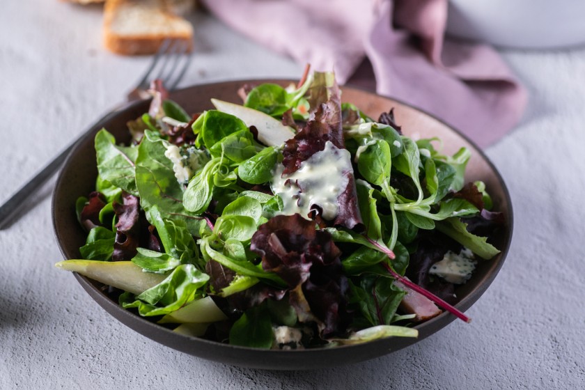 Valeriana Mix salad with pear, apaki and blue cheese cream