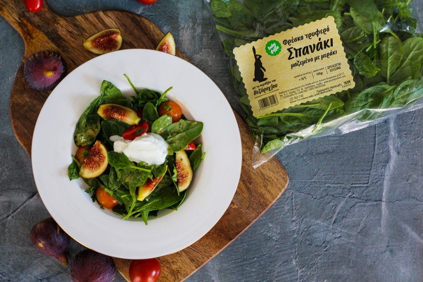 Salad with spinach baby leaves, cherry tomatoes and cottage cheese (katiki)