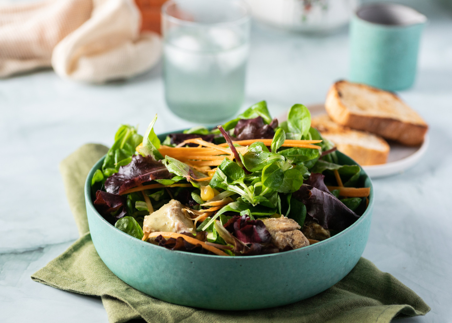 Valeriana Mix salad with chicken curry, corn and yogurt sauce