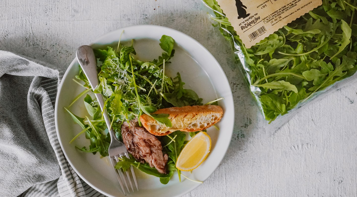 Steak salad with wild rocket leaves, parmesan and croutons from village bread